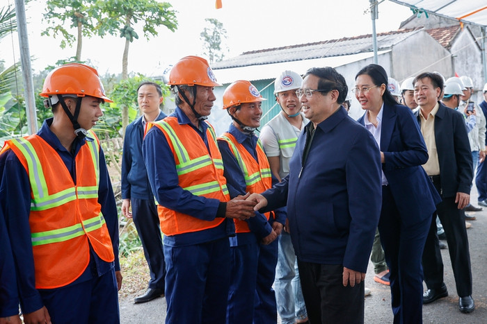 Thủ tướng Phạm Minh Chính động viên công nhân thi công dự án đường ven biển Dung Quất - Sa Huỳnh. Ảnh: VGP/Nhật Bắc Thủ tướng Phạm Minh Chính động viên công nhân thi công dự án đường ven biển Dung Quất - Sa Huỳnh. Ảnh: VGP/Nhật Bắc