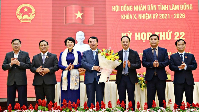 Lãnh đạo Tỉnh ủy, Hội đồng nhân dân và Ủy ban nhân dân tỉnh Lâm Đồng tặng hoa đồng chí Phạm S nghỉ hưu theo chế độ. Lãnh đạo Tỉnh ủy, Hội đồng nhân dân và Ủy ban nhân dân tỉnh Lâm Đồng tặng hoa đồng chí Phạm S nghỉ hưu theo chế độ.