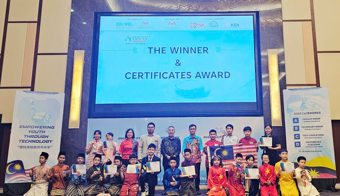 Các đội vô địch chụp ảnh cùng Bộ trưởng Bộ Giáo dục, Đổi mới sáng tạo và Phát triển tài năng Bang Sarawak (Malaysia). beauty_20250209164752.jpg