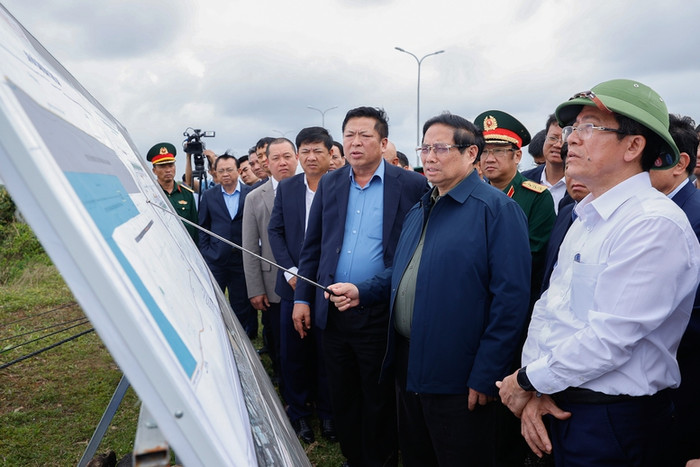 Thủ tướng Chính phủ giao các bộ, ngành phối hợp với tỉnh Quảng Nam hoàn thiện trình hồ sơ Quy hoạch cảng hàng không quốc tế Chu Lai giai đoạn 2021-2030, tầm nhìn đến 2050 để trình Thủ tướng Chính phủ phê duyệt. Ảnh: VGP/Nhật Bắc Thủ tướng Chính phủ giao các bộ, ngành phối hợp với tỉnh Quảng Nam hoàn thiện trình hồ sơ Quy hoạch cảng hàng không quốc tế Chu Lai giai đoạn 2021-2030, tầm nhìn đến 2050 để trình Thủ tướng Chính phủ phê duyệt. Ảnh: VGP/Nhật Bắc