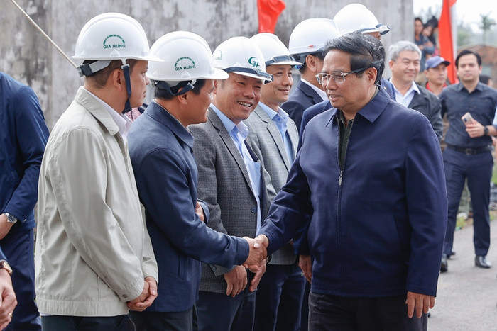 Thủ tướng Phạm Minh Chính thăm hỏi, động viên cán bộ, nhân viên trên công trường dự án. Ảnh: VGP/Nhật Bắc Thủ tướng Phạm Minh Chính thăm hỏi, động viên cán bộ, nhân viên trên công trường dự án. Ảnh: VGP/Nhật Bắc