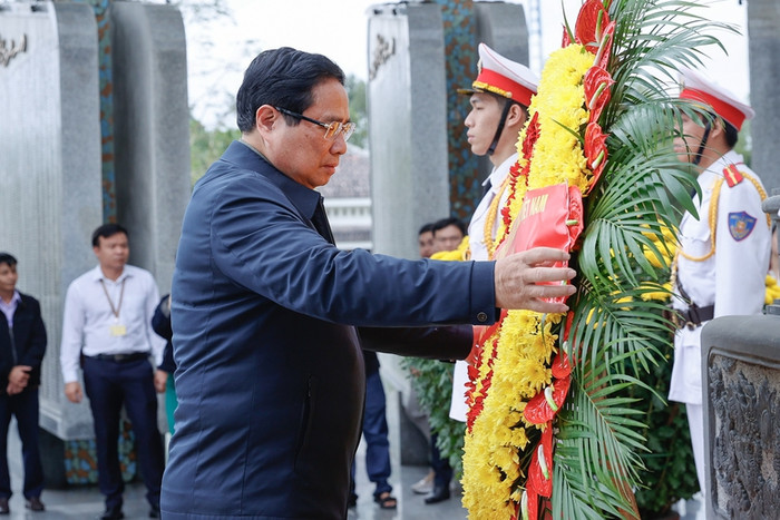 Thủ tướng Chính phủ Phạm Minh Chính dâng hoa tại Nghĩa trang liệt sĩ tỉnh Quảng Nam. Ảnh: VGP/Nhật Bắc Thủ tướng Chính phủ Phạm Minh Chính dâng hoa tại Nghĩa trang liệt sĩ tỉnh Quảng Nam. Ảnh: VGP/Nhật Bắc