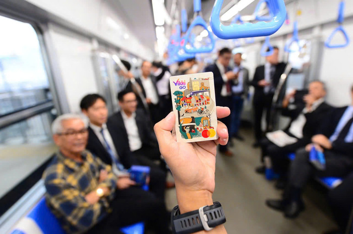 Người dân di chuyển thuận tiện tại metro số 1 với thẻ VikkiGO. vikki3.jpg