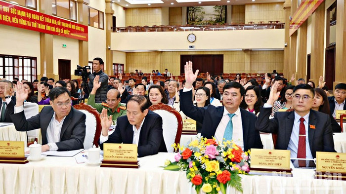 Đại biểu biểu quyết thông qua các nghị quyết tại kỳ họp thứ 22. Đại biểu biểu quyết thông qua các nghị quyết tại kỳ họp thứ 22.