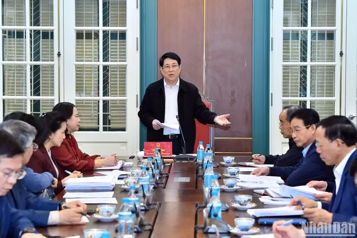 Chủ tịch nước Lương Cường làm việc với Văn phòng Chủ tịch nước.