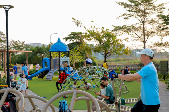 Chất lượng sống ngày càng được coi trọng, nhiều gia đình không chỉ tìm kiếm một tổ ấm tiện nghi mà còn mong muốn không gian gắn kết các thế hệ. Chất lượng sống ngày càng được coi trọng, nhiều gia đình không chỉ tìm kiếm một tổ ấm tiện nghi mà còn mong muốn không gian gắn kết các thế hệ.