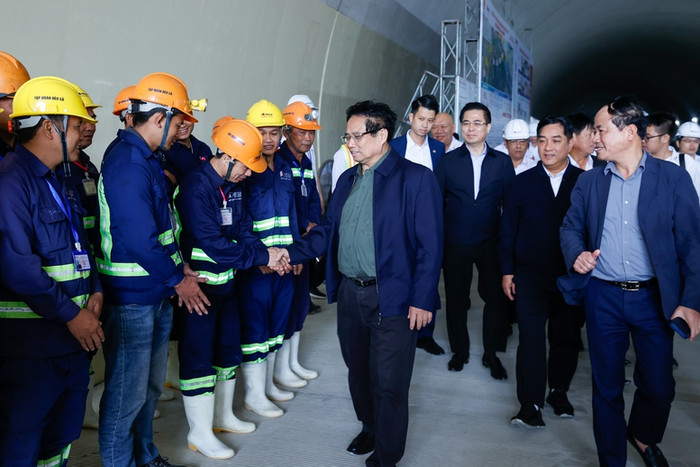 Thủ tướng Phạm Minh Chính thăm hỏi, động viên công nhân thi công dự án cao tốc Quảng Ngãi - Hoài Nhơn (Bình Định) thuộc cao tốc Bắc - Nam phía đông. Ảnh: VGP/Nhật Bắc Thủ tướng Phạm Minh Chính thăm hỏi, động viên công nhân thi công dự án cao tốc Quảng Ngãi - Hoài Nhơn (Bình Định) thuộc cao tốc Bắc - Nam phía đông. Ảnh: VGP/Nhật Bắc