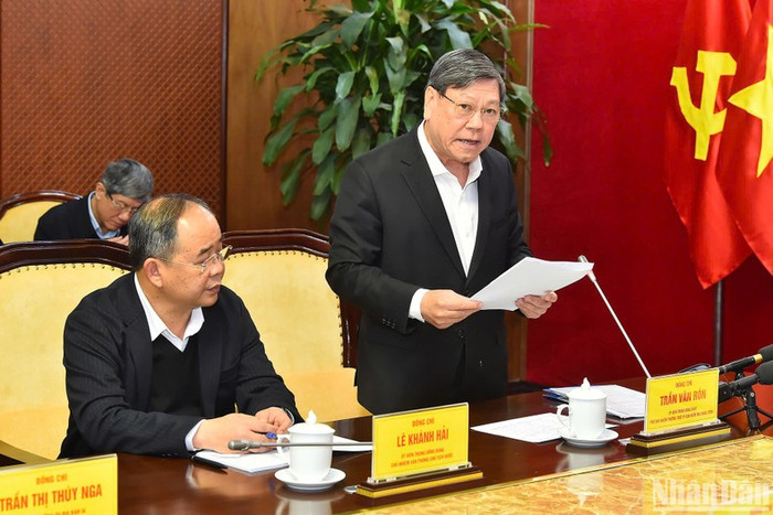 Phó Chủ nhiệm Thường trực Ủy ban Kiểm tra Trung ương Trần Văn Rón phát biểu tại hội nghị.