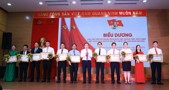 Đồng chí Đỗ Nguyệt Ánh – Bí thư Đảng ủy, Chủ tịch Hội đồng thành viên EVNNPC vinh dự nhận Bằng khen của Đảng bộ Khối doanh nghiệp Trung ương vì đã có thành tích tiêu biểu, xuất sắc trong học tập và làm theo tư tưởng, đạo đức, phong cách Hồ Chí Minh. 01-3.jpg