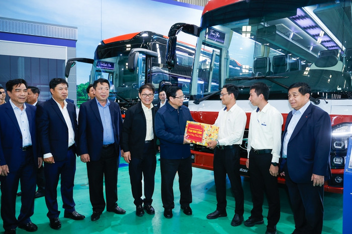 Thủ tướng chúc Tết, tặng quà cán bộ, nhân viên Tập đoàn THACO - Ảnh: VGP/Nhật Bắc Thủ tướng chúc Tết, tặng quà cán bộ, nhân viên Tập đoàn THACO - Ảnh: VGP/Nhật Bắc