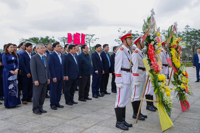 Thủ tướng Chính phủ cùng đoàn công tác và lãnh đạo tỉnh Quảng Nam dâng hoa tại Tượng đài Mẹ Việt Nam Anh hùng (xã Tam Phú, thành phố Tam Kỳ). Ảnh: VGP/Nhật Bắc Thủ tướng Chính phủ cùng đoàn công tác và lãnh đạo tỉnh Quảng Nam dâng hoa tại Tượng đài Mẹ Việt Nam Anh hùng (xã Tam Phú, thành phố Tam Kỳ). Ảnh: VGP/Nhật Bắc