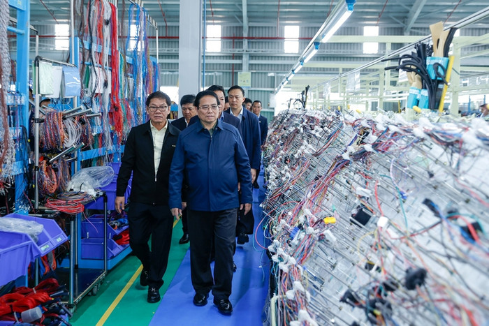 Thủ tướng tham quan dây chuyền sản xuất tại Tập đoàn THACO. Ảnh: VGP/Nhật Bắc Thủ tướng tham quan dây chuyền sản xuất tại Tập đoàn THACO. Ảnh: VGP/Nhật Bắc