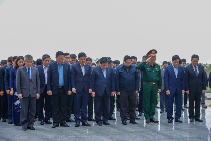 Thủ tướng cùng đoàn công tác và lãnh đạo tỉnh Quảng Nam mặc niệm, bày tỏ lòng thành kính, tri ân sâu sắc, tưởng nhớ công ơn, sự hy sinh to lớn của các anh hùng liệt sĩ, các Mẹ Việt Nam Anh hùng. Ảnh: VGP/Nhật Bắc Thủ tướng cùng đoàn công tác và lãnh đạo tỉnh Quảng Nam mặc niệm, bày tỏ lòng thành kính, tri ân sâu sắc, tưởng nhớ công ơn, sự hy sinh to lớn của các anh hùng liệt sĩ, các Mẹ Việt Nam Anh hùng. Ảnh: VGP/Nhật Bắc