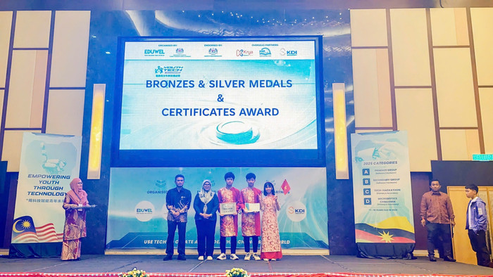 Hai đội thi xuất sắc đạt Huy chương bạc tại YTAC 2025. Silver 2.jpg