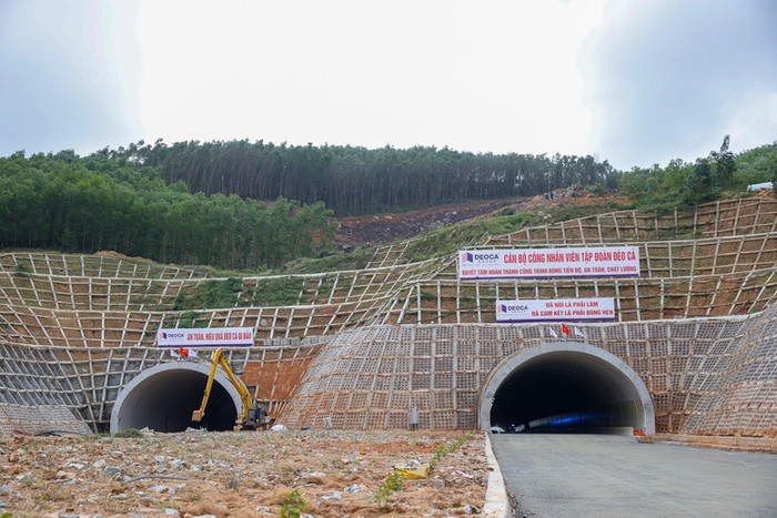Hầm đường bộ trên tuyến cao tốc Quảng Ngãi - Hoài Nhơn (Bình Định) thuộc cao tốc Bắc - Nam phía đông. Ảnh: VGP/Nhật Bắc Hầm đường bộ trên tuyến cao tốc Quảng Ngãi - Hoài Nhơn (Bình Định) thuộc cao tốc Bắc - Nam phía đông. Ảnh: VGP/Nhật Bắc