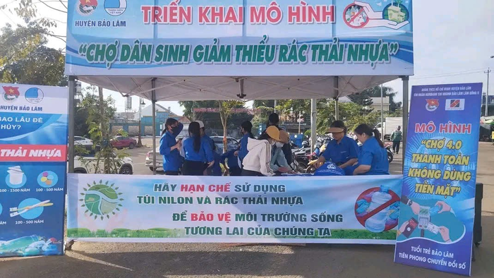 Tham gia mô hình “Chợ dân sinh giảm thiểu rác thải nhựa”. 2.png