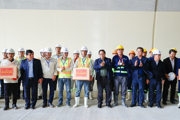 Thủ tướng Phạm Minh Chính tặng quà cán bộ, công nhân thi công trên công trường dự án cao tốc Quảng Ngãi - Hoài Nhơn (Bình Định) - Ảnh: VGP/Nhật Bắc Thủ tướng Phạm Minh Chính tặng quà cán bộ, công nhân thi công trên công trường dự án cao tốc Quảng Ngãi - Hoài Nhơn (Bình Định) - Ảnh: VGP/Nhật Bắc