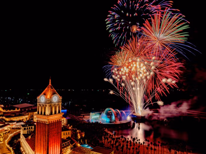 Thị trấn Hoàng Hôn chiêu đãi du khách với hai màn trình diễn pháo hoa nghệ thuật mỗi đêm.