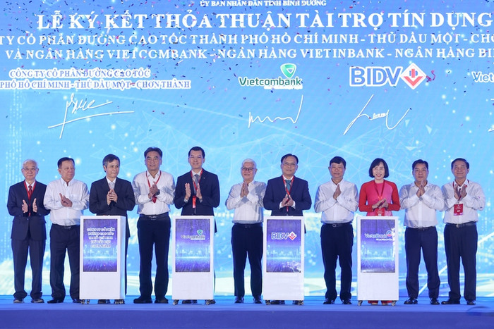 Lãnh đạo tỉnh Bình Dương chứng kiến lễ kết thỏa thuận tài trợ tín dụng của 4 ngân hàng cho dự án. Ảnh: VGP/Nhật Bắc