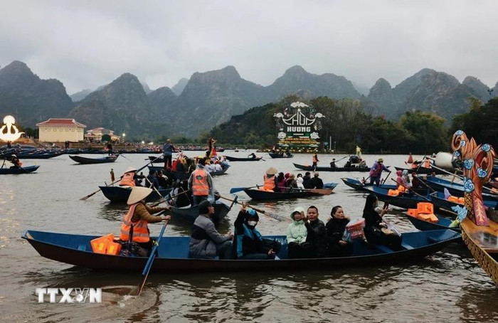 Du khách trẩy hội chùa Hương 2025. (Ảnh: Trần Việt/TTXVN) Du khách trẩy hội chùa Hương 2025. (Ảnh: Trần Việt/TTXVN)