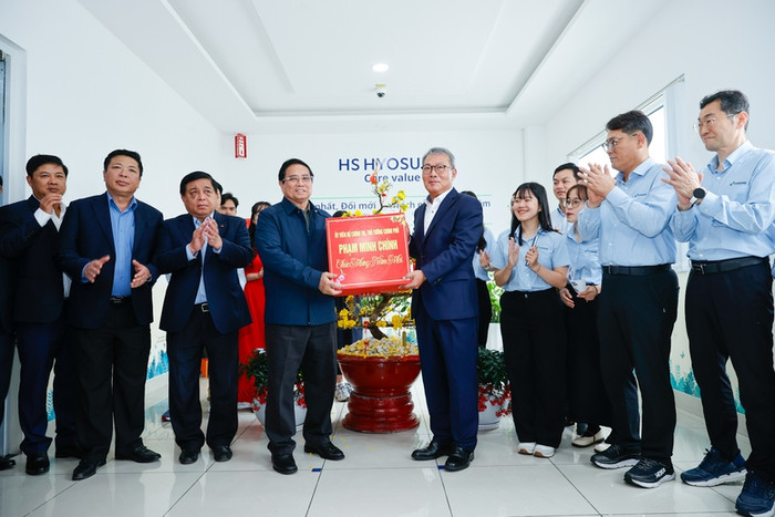 Thủ tướng tặng quà lãnh đạo tập đoàn HS Hyosung - Ảnh: VGP/Nhật Bắc Thủ tướng tặng quà lãnh đạo tập đoàn HS Hyosung - Ảnh: VGP/Nhật Bắc