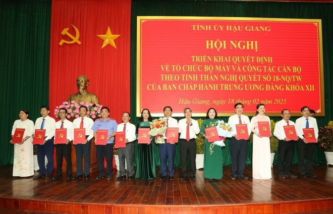 Ông Đồng Văn Thanh, Bí thư Tỉnh ủy, Chủ tịch Hội đồng Nhân dân tỉnh Hậu Giang trao quyết định thành lập Đảng bộ các cơ quan Đảng tỉnh Hậu Giang. (Ảnh: Duy Khương/TTXVN) Ông Đồng Văn Thanh, Bí thư Tỉnh ủy, Chủ tịch Hội đồng Nhân dân tỉnh Hậu Giang trao quyết định thành lập Đảng bộ các cơ quan Đảng tỉnh Hậu Giang. (Ảnh: Duy Khương/TTXVN)
