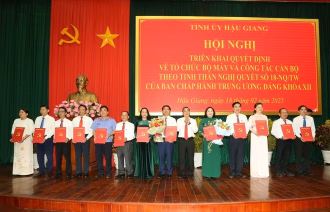 Ông Đồng Văn Thanh, Bí thư Tỉnh ủy, Chủ tịch Hội đồng Nhân dân tỉnh Hậu Giang trao quyết định thành lập Đảng bộ các cơ quan Đảng tỉnh Hậu Giang. (Ảnh: Duy Khương/TTXVN)
