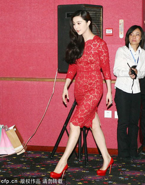 Quyến rũ với váy ren đỏ Quyến rũ với váy ren đỏ