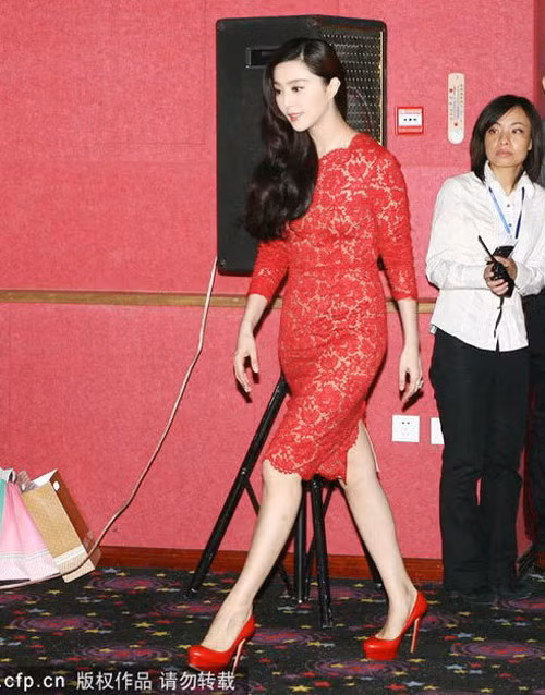 Quyến rũ với váy ren đỏ