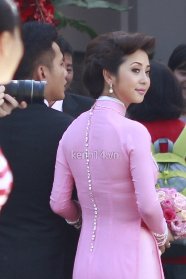 Đường mày của Jennifer Phạm khá sắc, tạo cảm giác 'già' hơn và cũng kém dịu dàng hơn.