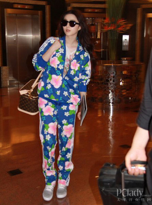 Đầy sắc màu với đồ thể thao in hoa Đầy sắc màu với đồ thể thao in hoa