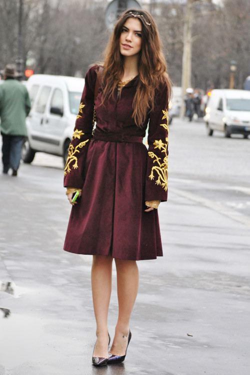 Những hoạt tiết độc đáo chạy dọc ống áo cách điệu