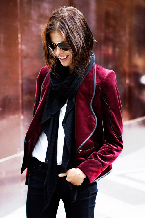 Các fasshion icon cũng nhanh chóng bắt nhịp vào tạo cá tính độc đáo, sang trọng, đẳng cấp với nhung