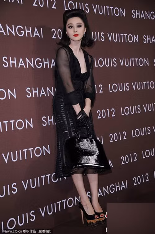 Sang trọng và quyến rũ với gam đen trong một sự kiện của nhãn hiệu Louis Vuitton