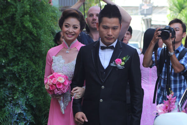 Tuy nhiên, khuôn mặt của Jennifer Phạm lại toát lên vẻ hạnh phúc, sáng ngời và rực rỡ