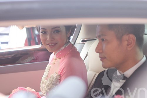 Vốn là một trong những 'đệ nhất mỹ nhân', nhưng trong ngày trọng đại của mình, công chúng lại chẳng thể tìm thấy một hình ảnh xinh đẹp của cô