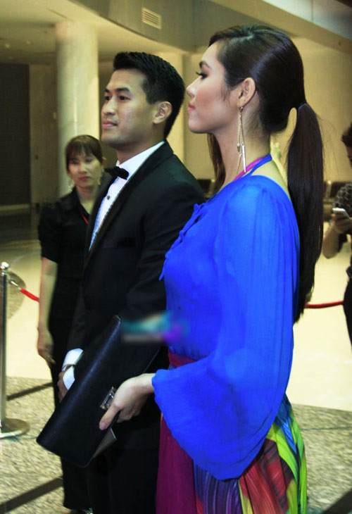 Thế nhưng, nó dường như giảm đi sự sang trọng khi phối hợp với áo yếm với chiếc dây hồng lồ lộ phần cổ. Chưa hết, cô còn chọn chiếc chân váy maxi màu mè hoa lá và không quên điểm thêm chiếc thắt lưng màu hồng chói mắt. Thế nhưng, nó dường như giảm đi sự sang trọng khi phối hợp với áo yếm với chiếc dây hồng lồ lộ phần cổ. Chưa hết, cô còn chọn chiếc chân váy maxi màu mè hoa lá và không quên điểm thêm chiếc thắt lưng màu hồng chói mắt.