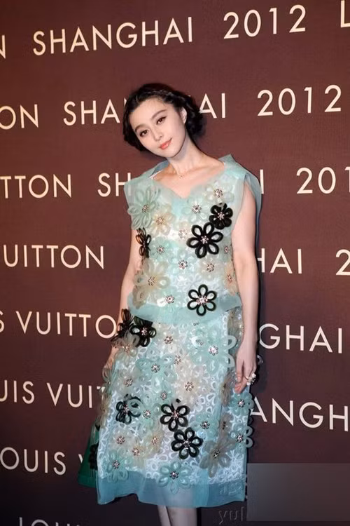 Chiếc váy Louis Vuitton được điểm xuyết bằng những bông hoa tuyệt đẹp, túi cùng nhãn hiệu và giày Christian Louboutin mang lại một vẻ đẹp hoàn mỹ cho Phạm Băng Băng