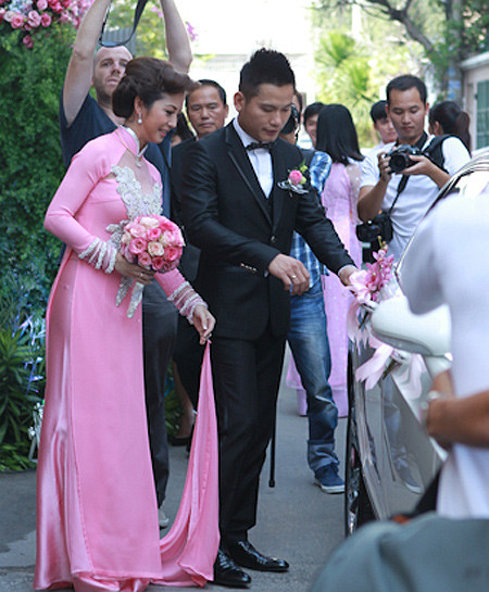 Bó hoa cưới tuy xuyệt tông với chiếc váy và không gian đám cưới, nhưng chính vì thế nên mờ nhạt và không nổi bật