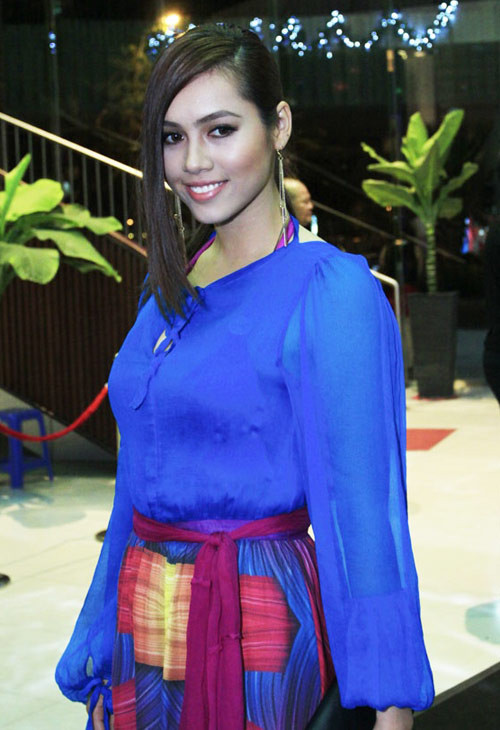 Nhận được lời mời xuất hiện trong show The Muse của Đỗ Mạnh Cường tối ngày 18/12 vừa qua, Hoàng My thu hút sự chú ý bởi bộ trang phục lai tạp, hỗn độn nhiều phong cách. Chiếc áo hiệu xanh hàng hiệu nằm trong bộ sưu tập của Salvatore Ferragamo xuân hè 2012, có giá 1.280 USD (khoảng 26,6 triệu đồng). Nhận được lời mời xuất hiện trong show The Muse của Đỗ Mạnh Cường tối ngày 18/12 vừa qua, Hoàng My thu hút sự chú ý bởi bộ trang phục lai tạp, hỗn độn nhiều phong cách. Chiếc áo hiệu xanh hàng hiệu nằm trong bộ sưu tập của Salvatore Ferragamo xuân hè 2012, có giá 1.280 USD (khoảng 26,6 triệu đồng).