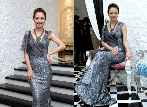 Với danh hiệu Hoa hậu châu Á tại Mỹ, thông minh, xinh đẹp, trở về Việt Nam Jennifer nhanh chóng tạo dựng tên tuổi riêng và trở thành một trong những mỹ nhân được công chúng "săn đón" nhiều nhất. Chính điều đó cũng khiến người đẹp chú ý hơn trong cách chưng diện và tìm kiếm phong cách thời trang thích hợp với cá tính và hình thể của mình.