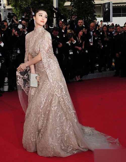 Thướt tha với một thiết kế của Elie Saab Thướt tha với một thiết kế của Elie Saab