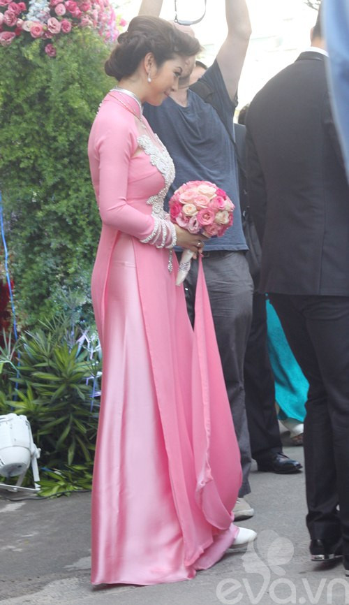 Ở góc chụp nghiêng này, mảng phấn nâu được dậm quá tay 'lộ' ra rõ mồn một