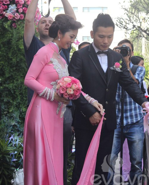 Phần tay áo được nhấn nhá bằng những đường bèo nhún có vẻ hơi thừa thãi và khó hiểu