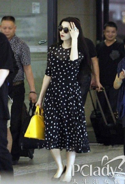 Cũng có thể dịu dàng với váy chấm bi Cũng có thể dịu dàng với váy chấm bi