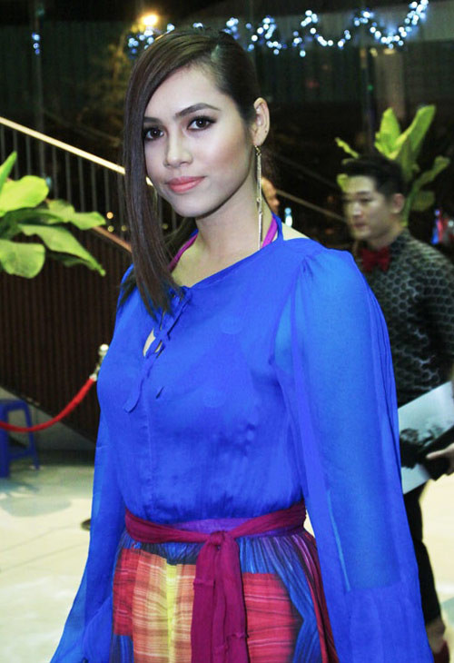 Mọi gam màu "đánh nhau chan chát" khiến tổng thể trang phục của Hoàng My trở nên rối mắt vô cùng. Hơn thế nữa, một phần tóc dài lạc lõng phía trước của Hoàng My khiến nhiều người liên tưởng cô với một nhân vật kiếm hiệp trong truyện tranh. Mọi gam màu "đánh nhau chan chát" khiến tổng thể trang phục của Hoàng My trở nên rối mắt vô cùng. Hơn thế nữa, một phần tóc dài lạc lõng phía trước của Hoàng My khiến nhiều người liên tưởng cô với một nhân vật kiếm hiệp trong truyện tranh.