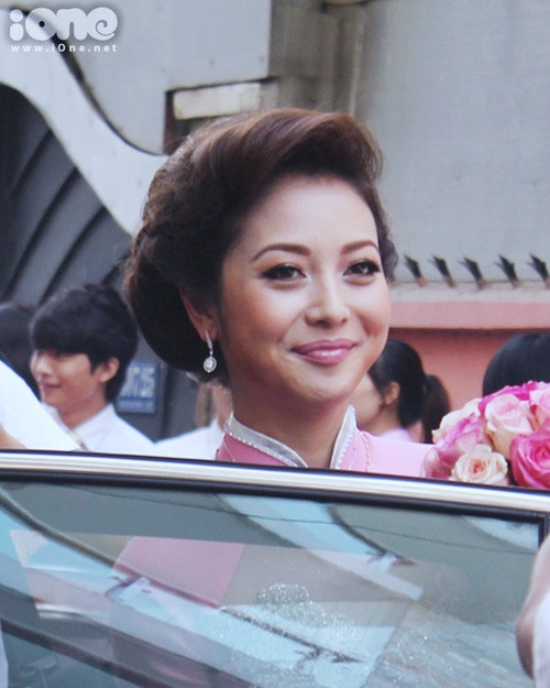 Lỗi dậm phấn nâu quá dày vùng xương má đã khiến cô dậu Jennifer Phạm trông như bị "rám" và thật thiếu tự nhiên.