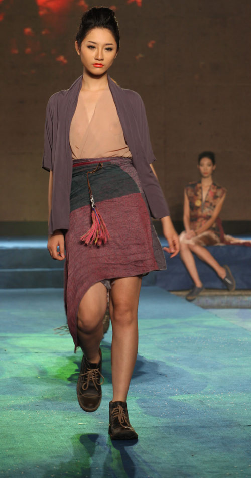 Trà My khoe đôi chân 'lực điền' và miếng dán sillicon tròn xoe Trà My khoe đôi chân 'lực điền' và miếng dán sillicon tròn xoe