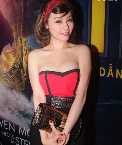 Rõ ràng miếng dán ngực và những chiếc áo trễ nải thế này là bộ đôi của ' hiểm họa lộ' và nữ diễn viên trẻ Từ Hạnh không phải là ngoại lệ Rõ ràng miếng dán ngực và những chiếc áo trễ nải thế này là bộ đôi của ' hiểm họa lộ' và nữ diễn viên trẻ Từ Hạnh không phải là ngoại lệ