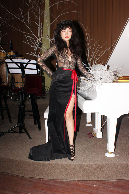 Dương Yến Ngọc trong chiếc váy ren xuyên thấu, trong suốt 'phản cảm' Dương Yến Ngọc trong chiếc váy ren xuyên thấu, trong suốt 'phản cảm'